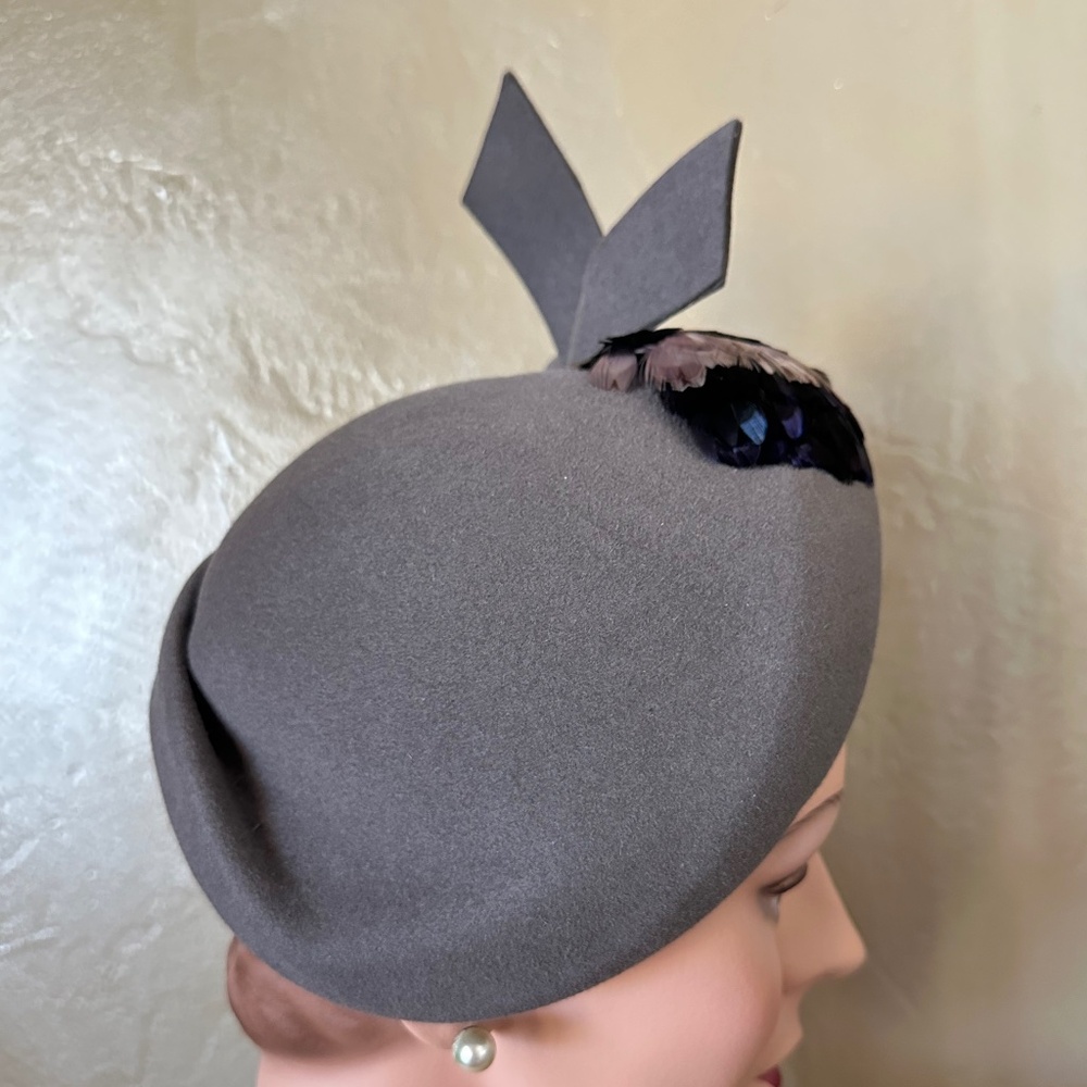 OPULENT 1950s' GRAY FELT COCKTAIL HAT + RHINESTONE BROOCH + IRIDESCENT FEATHERS - Picture 6 of 11